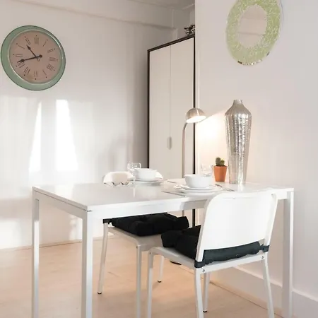 White & Black Studio Apartamento