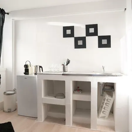White & Black Studio Apartamento