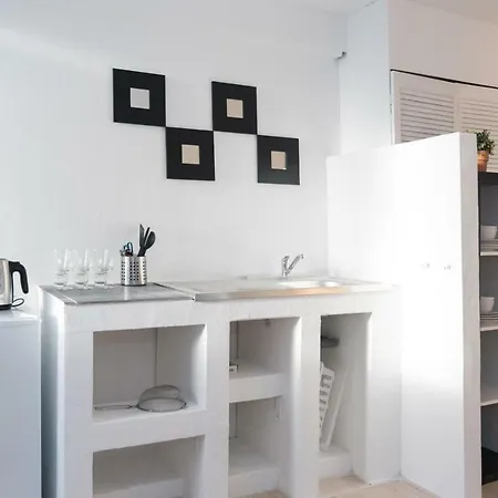 White & Black Studio *